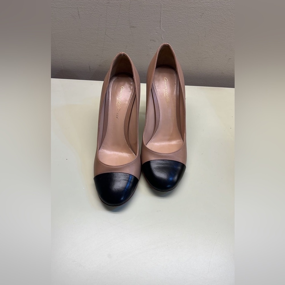 Gianvito Rossi MADE IN ITALY Black and Tan Heels Timeless Elegance